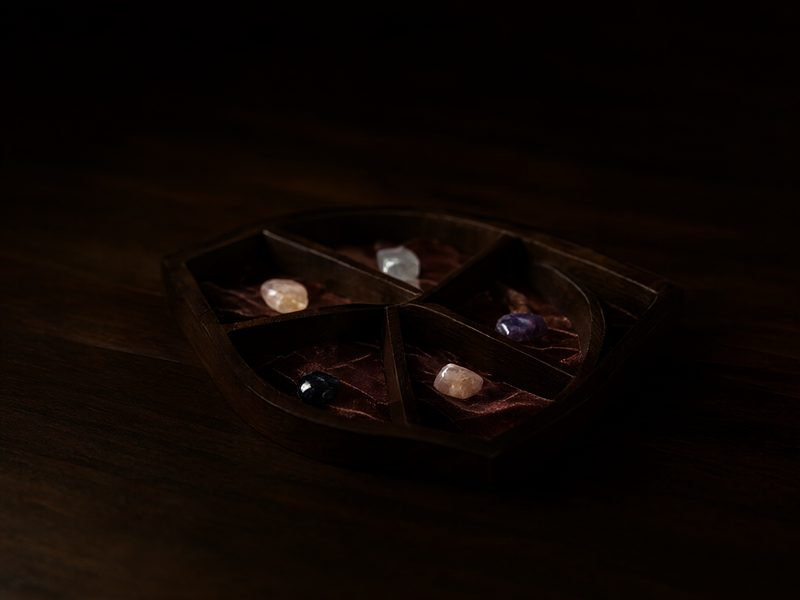彩宝从矿区到柜台要经过四个节点,每过一道,信息就少一层。这篇拆开讲原石切磨、分级证书、批发配对、零售镶嵌各自的风险与断点,以及消费者能问到什么。